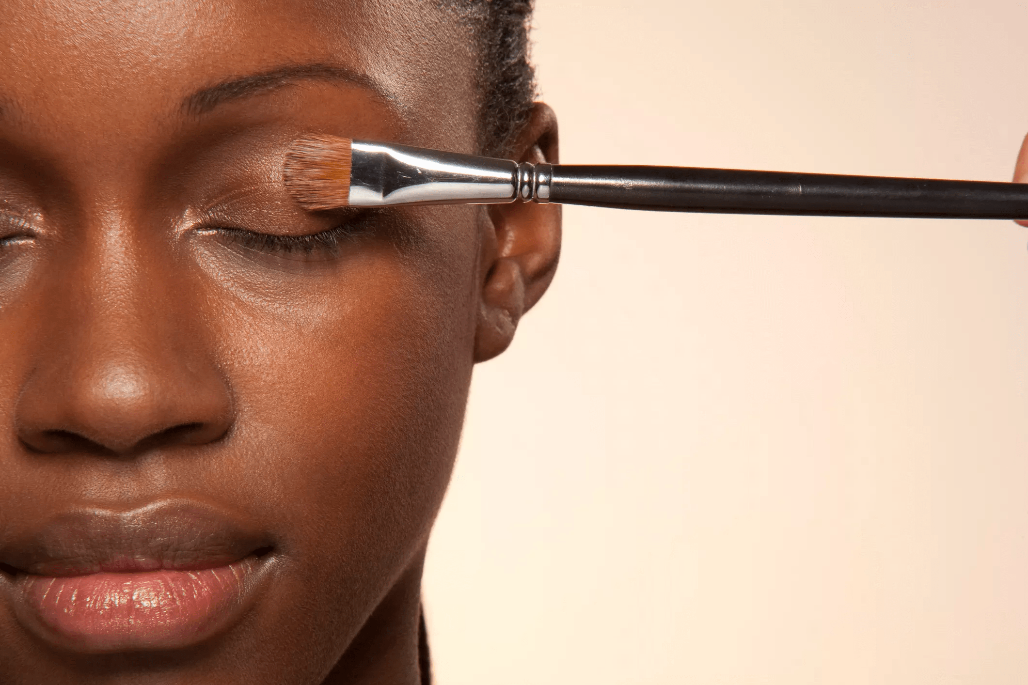 Maquiagem em pele seca: dicas para evitar o efeito craquelado Maquiagem em pele seca: dicas para evitar o efeito craquelado