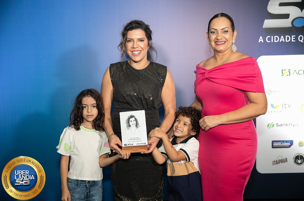 CEO da Clínica Audatti, Dra. Cíntia Cunha, recebe prêmio Mulher Empreendedora no Top of Mind Uberlândia S.A