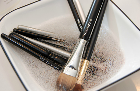 Você sabe como lavar seus pincéis de maquiagem?