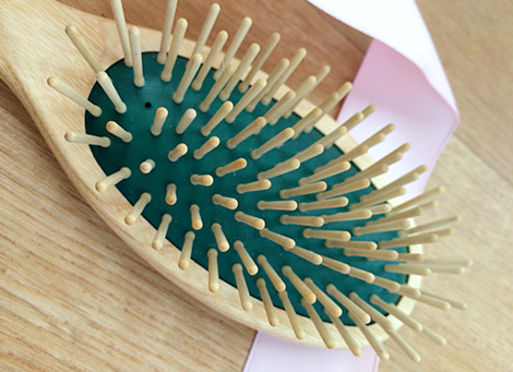 Você cuida bem de suas escovas de cabelo?