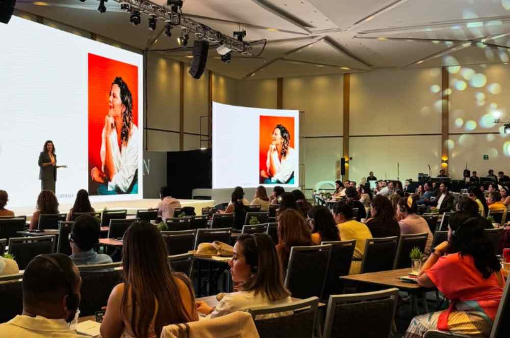 Dra. Cintia Cunha é destaque internacional como palestrante convidada da Galderma no México