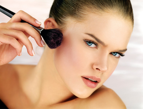 6 erros cometidos na hora de passar o blush