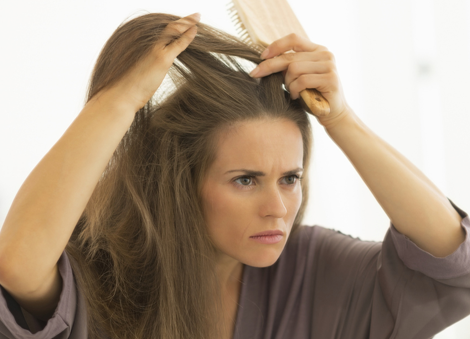 Por que o cabelo cai após o parto?