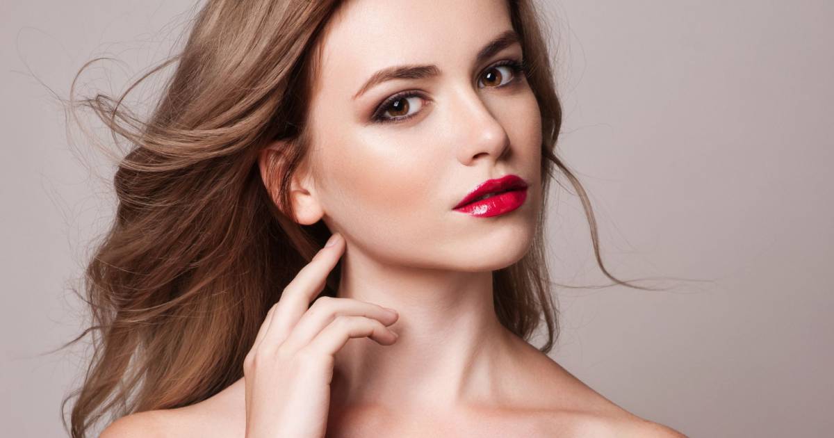 Como reaplicar o filtro solar por cima da maquiagem