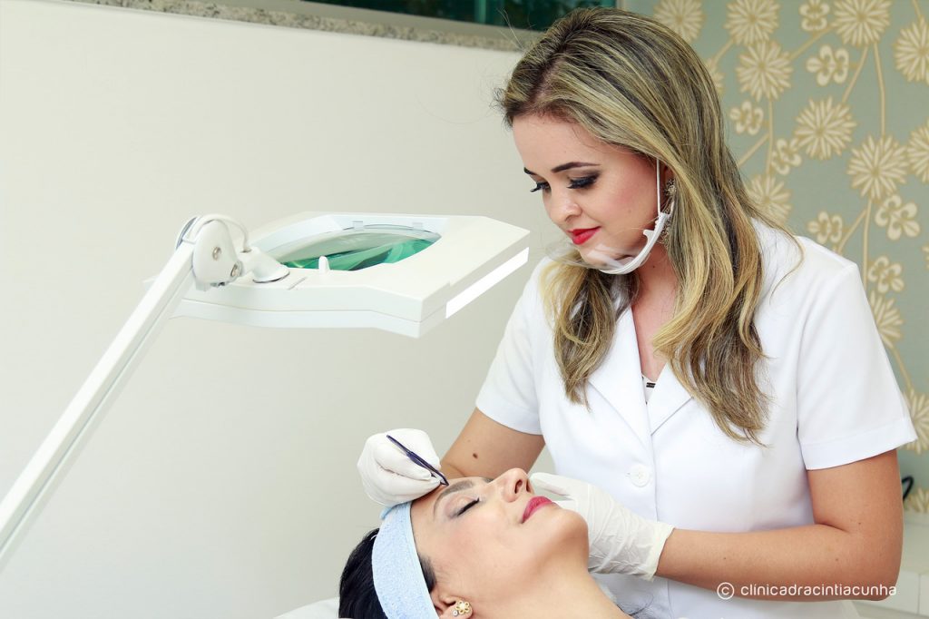 sobrancelhas volumosas